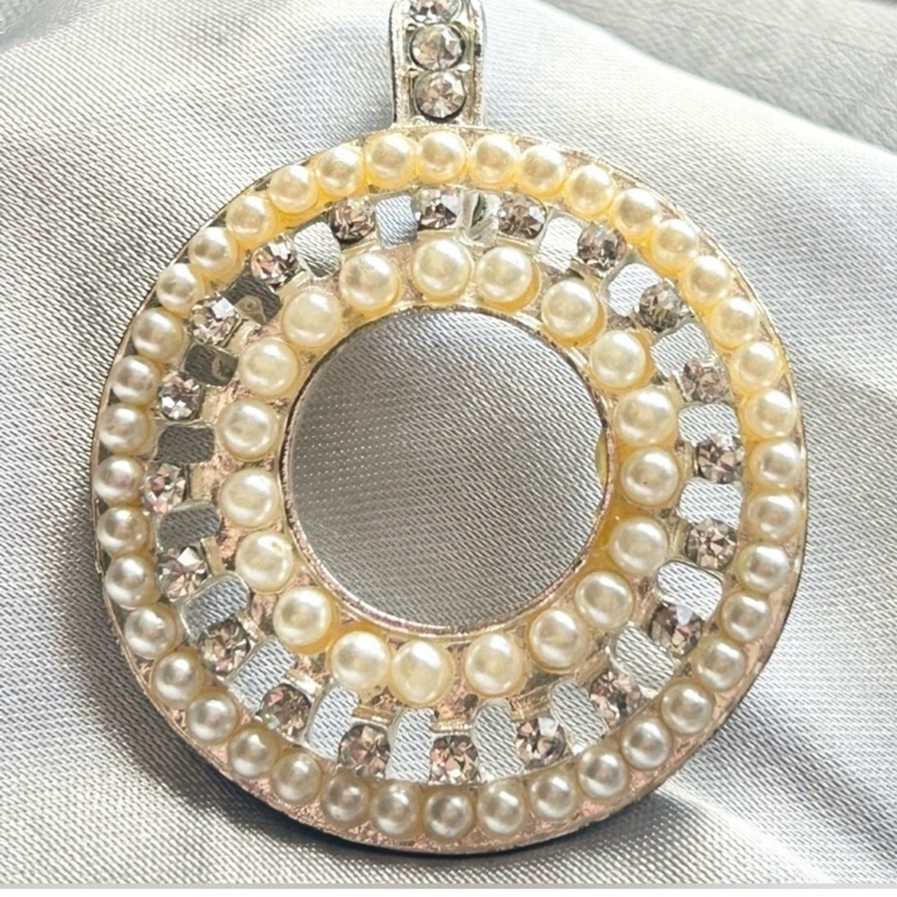 Vintage Silver Tone Faux Pearl & Rhinestone Halo Pendant Estate Finds - Picture 5 of 7